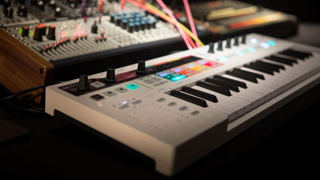 میدی کنترلر چیست؟ انواع midi controller